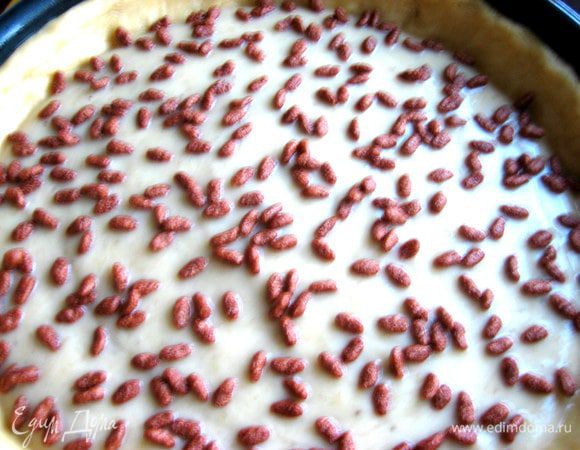 И насыпала их немного на поверхность пирога.