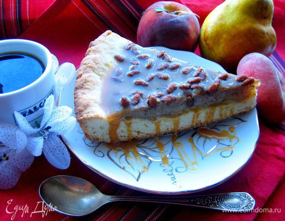 Даём немного постоять в выключенной духовке и затем вынимаем из формы. Лёгкий в приготовлении пирог готов! Поливаем готовым карамельным соусом (мои любят поливать им пломбир!) и подаём к кофе-чаю...