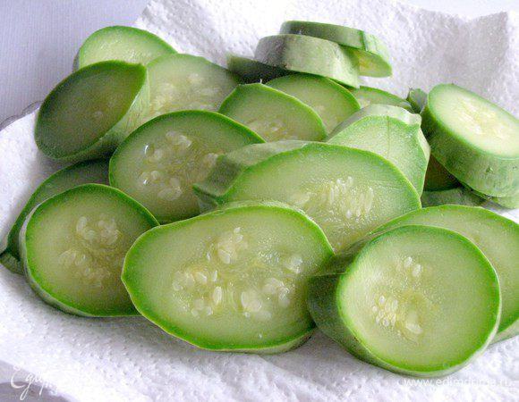 Откинуть на дуршлаг, обдать холодной водой и обсушить бумажным полотенцем.