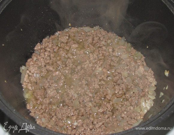 Добавить рубленое мясо и обжаривать, пока оно не станет рассыпчатым.