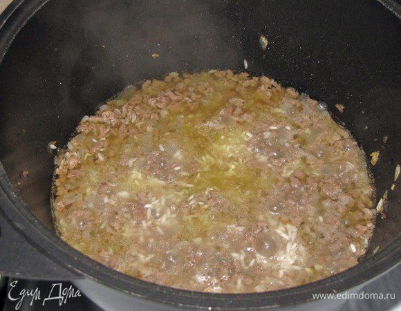 Всыпать рис, влить бульон, посолить, поперчить, добавить орегано и готовить 12 минут.