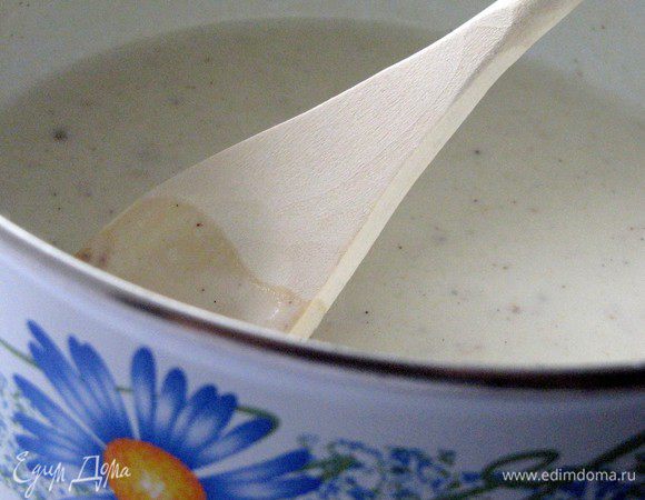 Для соуса пассеровать муку до золотистого цвета на горячем сливочном масле. По немногу добавить молоко, интенсивно размешивая, чтобы не было комочков. Готовить 4 минуты. Дать слегка остыть.