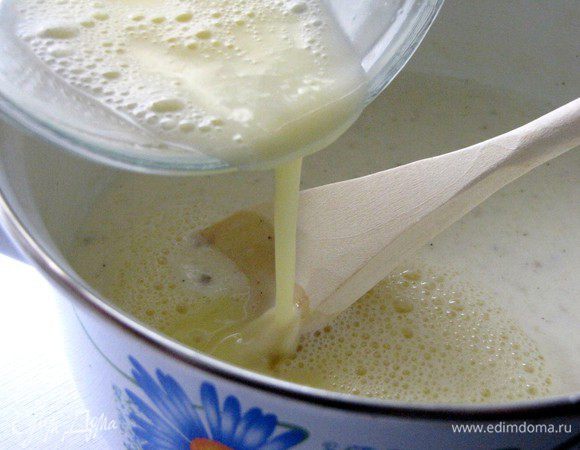 Подмешать яйца, приправить соус солью, молотым черным перцем и тертым мускатным орехом по вкусу.