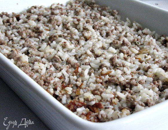 Затем слой подготовленного мяса с рисом.