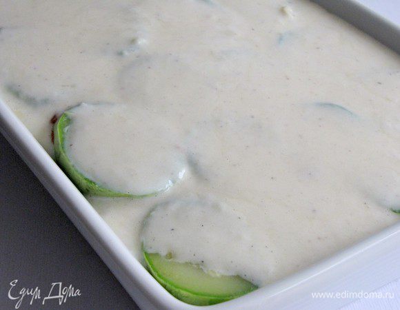 Полить соусом.