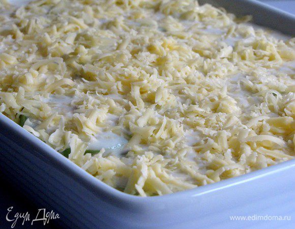 Посыпать тертым сыром.