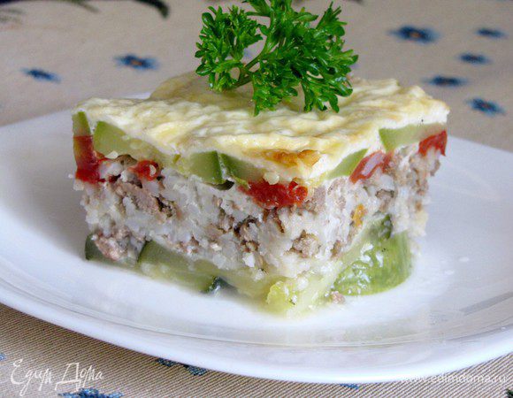 Немного остудить и разрезать на порции. Приятного аппетита!