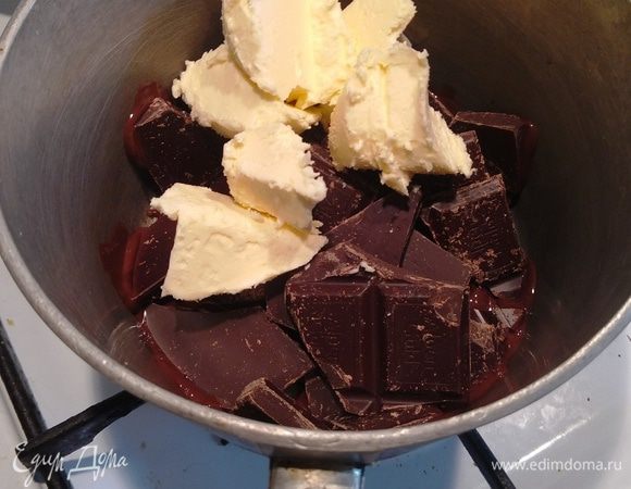Растопить шоколад с маслом.