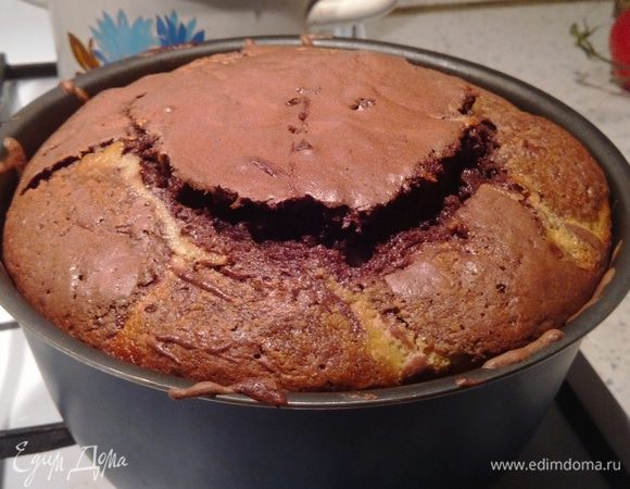 Достать пирог и дать остыть, чтобы шоколад застыл. Но я люблю его еще горячим.
Главное не передержать в духовке т.к. метод проверки готовности пирога "спичкой" в этом случае не работает. 