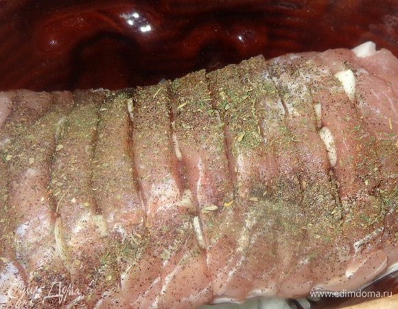 Мясо вымыть, обсушить порезать на порционные кусочки, не дорезая до конца, чтобы получилась гармошка. Посолить, поперчить по вкусу , натереть в разрезах любимыми специями и травками, чеснок нарезать крупными пластинками и тоже проложить между кусками мяса. Залить мясо пивом.