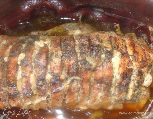 Жаровню накрыть крышкой, поставить в холодную духовку, задать температуру 200 градусов и забыть о нем на 2 часа.  Затем духовку выключить, а мясо не вынимать, чтобы оно еще там потомилось хотя бы час.