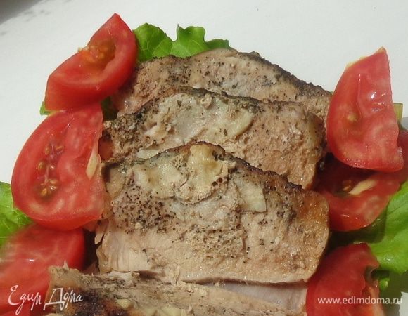 По прошествии времени вынуть мясо и звать голодных молодцев к столу. Мясо получилось очень мягким и нежным, я даже не ожидала такого результата!