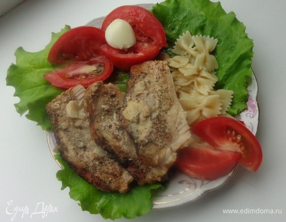 К мясу отварила макаронные бантики, полила их чесночно-пивной подливой. Все остались довольны. Угощайтесь и вы!!! Приятного аппетита!