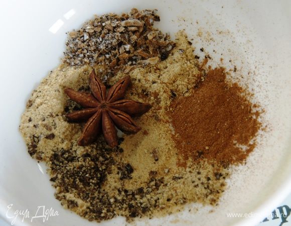 Курицу нарезаем.
Готовим маринад: Смешать все специи, если надо измельчить в ступке, кроме бадьяна. Добавить мед, соль.
Сок немного прогреть, добавить к специям.