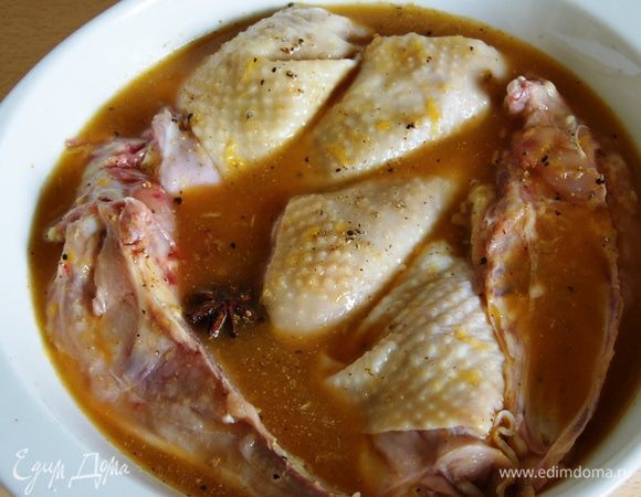 Курицу ставим в форму, заливаем соусом минимум на 6 часов, лучше на ночь.