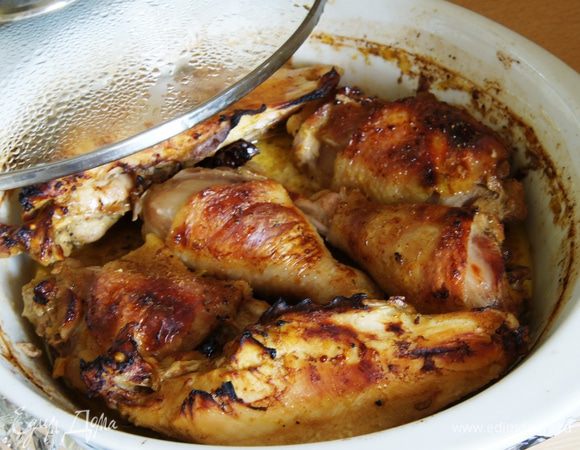 Выпекать при 200 С, обмотать форму фольгой, выпекать 1 час, потом без фольги еще 30 минут. У меня курица домашняя готовится долго,
надо ориентироваться по своей курице.