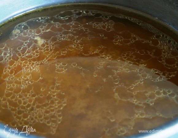 Соки в которых запекалась курица сливаем в кастрюльку, процеживаем через сито, увариваем до 200 мл. В отдельной тарелке смешиваем
масло с мукой, добавляем к соусу, прогреваем пока соус не загустеет, постоянно помешивать.
Соус готов, лучше подавать в отдельной тарелке.