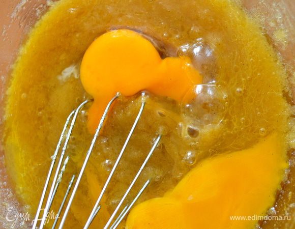 Затем положите яйцо и желток. Перемешайте.