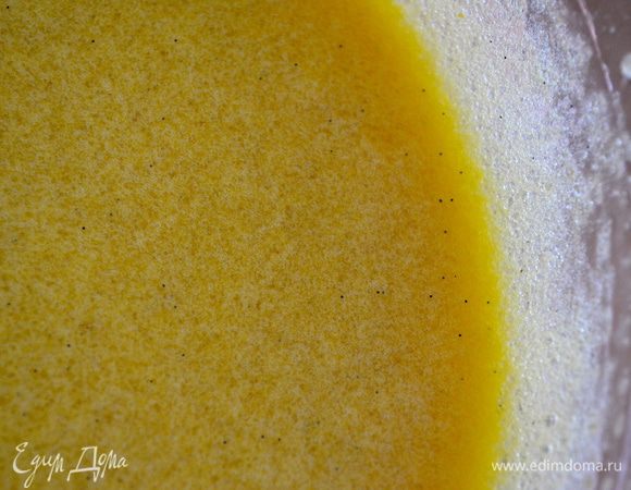 Влейте ванильный экстракт. Я не добавляла, потому что использовала сахар, который у меня хранится в коробке с использованным (без семян) стручком ванили. Это придает замечательный ванильный аромат сахару. Очень удобно использовать в выпечке! Фактически, даже видно, что в смеси присутствуют в небольшом количестве семена ванили.