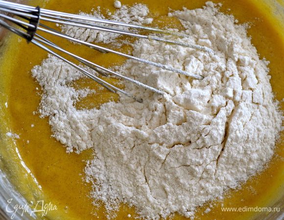 Введите партиями мучную смесь. И как следует все перемешайте.