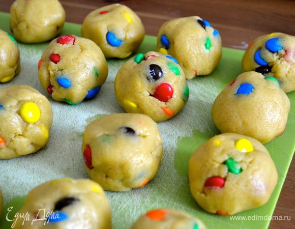 У вас получится 18 шариков, если вы хотите получить большое печенье. Или 36 маленьких шариков, из которых получится маленькое угощение.