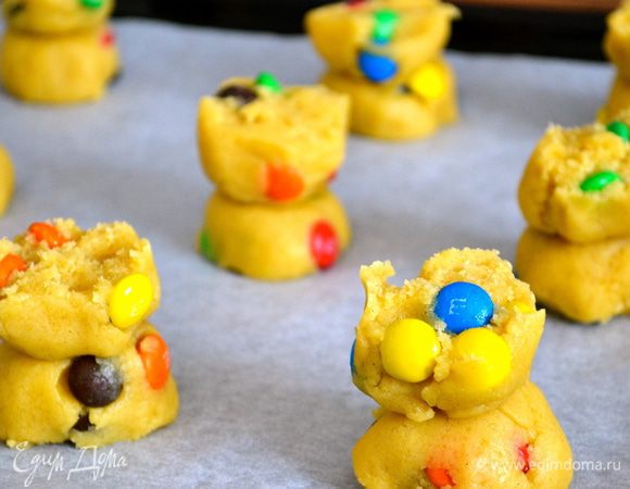 Далее разломайте готовые шарики пополам и сформируйте печенье, поставив половинки шарика один на другой как на фото. Выложите на противень, застеленный пекарской бумагой, и выпекайте.