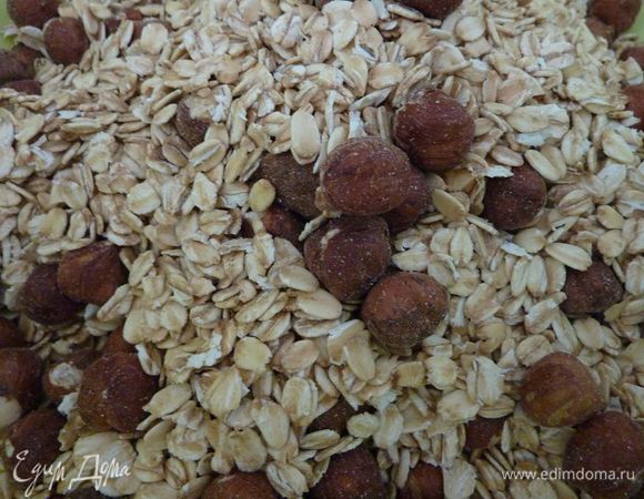 Разогреть духовку на 160 градусов. В большой миске смешайте овсянку и фундук .
