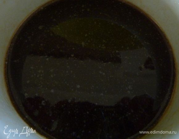 В небольшой кастрюле смешайте масло, сахар, кофе и соль .  Помешивая грейте на среднем огне , пока масло не расплавится, около 2 минут. (Или в  микроволновой печи , пока масло не растаяет, от 1 до 2 минут) 
