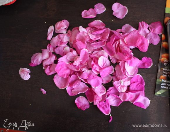 Начну с сиропа.Кто не захочет делать,может смело пропустить,но,скажу я вам,это такая вещь получается!!! обалденный аромат и вкус!! Нам нужны обычные чайные садовые розы или шиповник, я думаю,ваши знакомые не откажут в просьбе привести несколько бутонов,если у вас нет дачи..нам же немного нужно сделать)Главное,нужны ароматные розы!!! Разбираем бутоны на лепестки. 