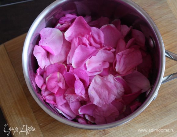 Вскипятим воду с сахаром и варим сироп на медленном огне 30 минут.
Снимаем с огня, насыпаем лепестки, перемешиваем аккуратно и оставляем  на сутки для настаивания (остужаем и ставим в холодильник)