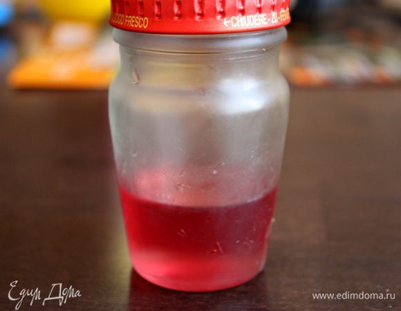 Через сутки отжимаем лепестки и наливаем сироп в какую нибудь баночку.у меня получилось впритык....АААА!!!! какой это аромат))))Лепестки не выкидываем,раскладываем их на пергаменте и будем подсушивать. Это быстрее сделать в духовке,нагрели до 80,выключили и положили лепестки..но следит нужно..у меня минут за 20 высохли идеально.Перемалываем из в блендере или ступке,вот вам и ароматная розовая пудра.