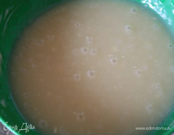 Тепрь можно заняться тортом. Испечь большое заварное колесо и сделать крем. Крем желательно сделать за 3-4 часа,или оставить на ночь даже. Я обычно так и делаю..с вечера) удобно очень,утром встал,почти все готово) Крем: Расплавим белый шоколад на водяной бане. Доведем до кипения 110 мл сливок (остальные пока отставим). В 3-4 приема введем в растопленный шоколад горячие сливки, постоянно помешивая, до однородности.