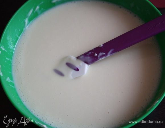 Теперь введем оставшиеся холодные сливки и розовый сироп. Всем перемешаем хорошенько,накроем (контактно,по крему) пищевой пленкой,чтобы не образовалась пленка на креме и поставим в холодильник.