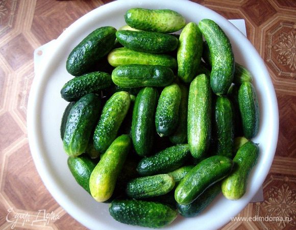 Помыть огурцы и замочить их на 2-3 часа.