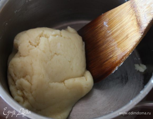 Всыпем муку всю сразу и деревянно лопаткой начинаем быстро вымешивать. Тесто должно собираться в ком и отходить от стенок. Ставим на плиту и пару минут "подсушиваем" его. Это позволит тесту вобрать больше яиц и стать более воздушным.