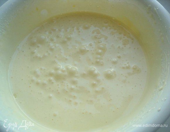 Яйца взбить с сахаром, поставив емкость, в которой взбиваем, на кастрюлю с горячей водой (посуда  не должна касаться воды и кастрюлю не ставить на огонь) до увеличения в объеме в 3-4 раза в течение 6 минут. В конце, не переставая взбивать, влить тонкой струйкой растительное масло. Снять миску с кастрюли, добавить цедру лимона, осторожно перемешать.