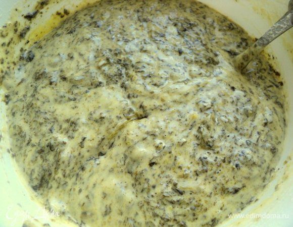 Затем, частями добавить муку, смешанную с разрыхлителем теста, осторожно перемешать методом складывания, в конце частями добавить измельченный шпинат.