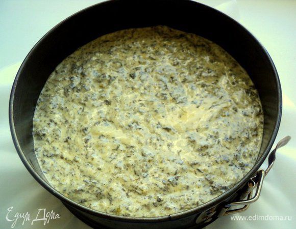 Дно и бока формы застелить бумагой для выпечки, смазать маслом. Вылить тесто. Выпекать при температуре 180 градусов 45-50 минут. Охладить бисквит на решетке.