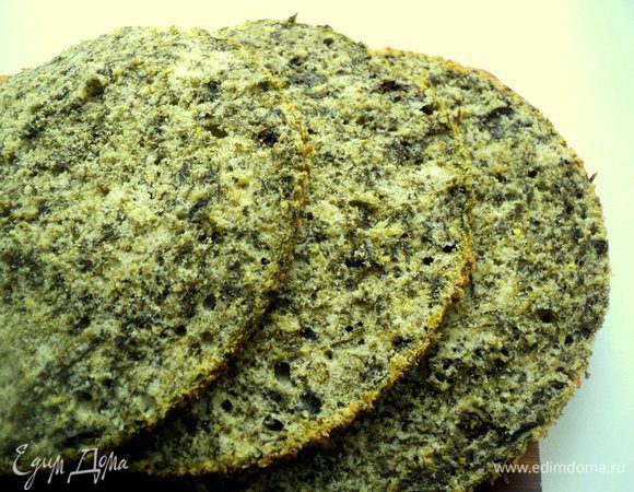 У бисквита срезать верхушку (она нам понадобится для украшения) и разрезать на три части. Верхушку бисквита подсушить и раскрошить.