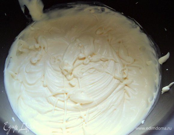 Сливки взбить с сахарной пудрой и загустителем сливок.