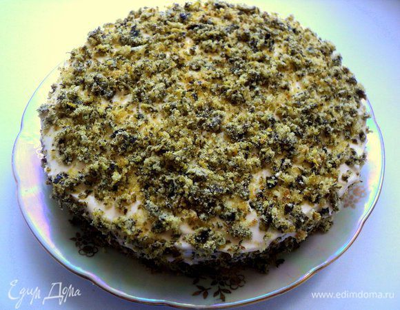 Верх и бока торта также смазать кремом и посыпать крошкой бисквита.