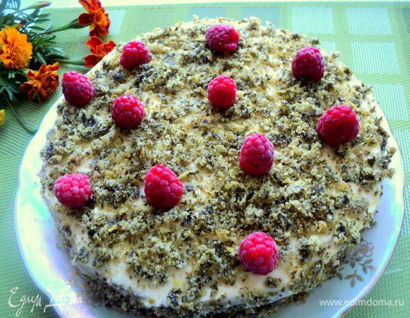 Украсить верх ягодками.