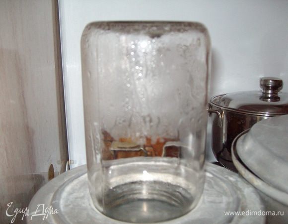 Стерилизуем банки: 0,5 литр. - 10 минут, 1 литр. - 15 минут, 2 литр. - 20 минут. Стерилизуем крышки.