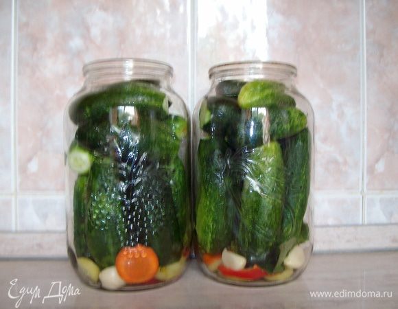 Пока вода кипит, кладем в банки огурцы. Лучше всего подойдут огурцы для консервирования, но у меня большая часть огурцов салатного типа, потому на некоторых огурцах я срезала кончики.