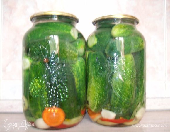 Заливаем огурцы без соли и сахара кипятком, накрываем стерилизованными крышками, ждем 10 минут. Сливаем воду. Больше ее НЕ используем.