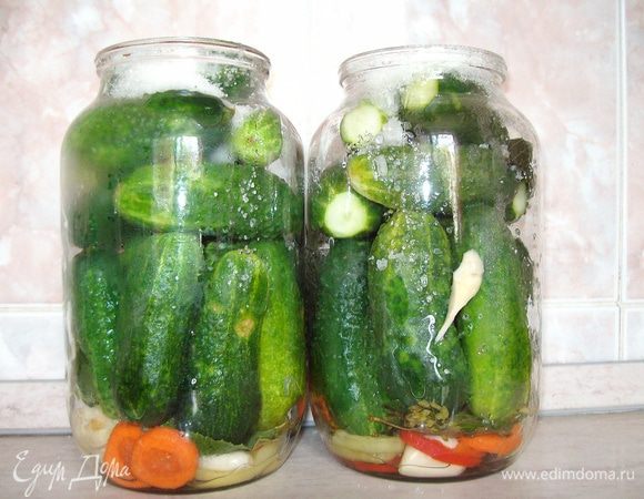 Пока НОВАЯ вода кипит, засыпаем в банки соль и сахар поверх огурцов и наливаем 70% эссенцию.