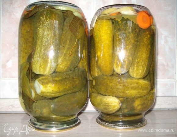 Заливаем банки кипятком, закатываем, переворачиваем, НЕ укутываем.