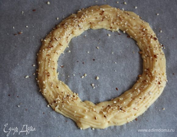 Посыпаем нарубленным миндалем и декоративным сахаром (я забыла про него) и убираем в духовку. Я выпекаю всегда так. Духовка разогрета до 200,первые 10 минут печем при них, далее снижаем температуру до 170, печем еще 15 минут. Духовку не открываем!