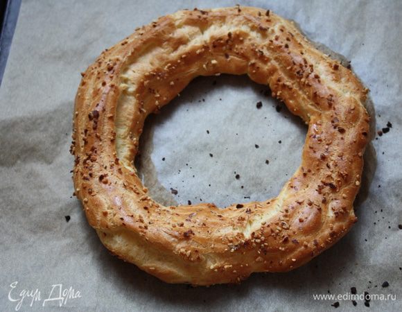 После того, как время это истекло, я приоткрываю духовку и проверяю, как пропеклось..не вынимаю,а оставляю досушиваться в выключенной приоткрытой  духовке. Но тут нужно смотреть,чтобы не сгорели. Такое кольцо я сушила 20 минут. 