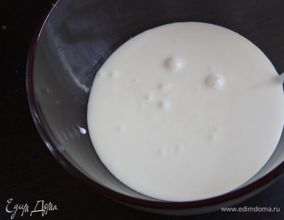 Оставляем его остывать. Когда кольцо будет остужено,займемся кремом. Достаем из холодильника,переливаем в миску для взбивания и начинаем аккуратно взбивать на низких оборотах. Это важно! такой крем легко перевзбить)